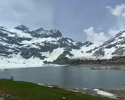 000 Le lac de Salanfe, 1908 mètres, le col de Susante, 2493 m encore enneigé ce 30 mai.