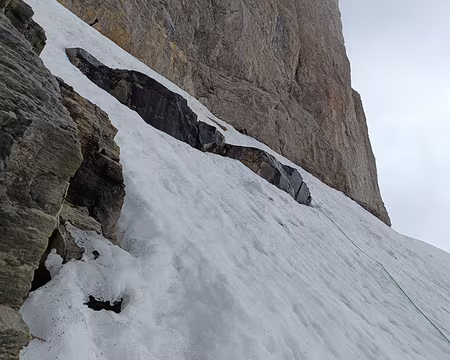 004 En conditions estivales cette course est cotée AD- 3a II P1+. L’enneigement majorera quelque peu la difficulté.