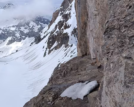 010 Trois spits, un piton et des friends protègent l’avancée dans la vire.