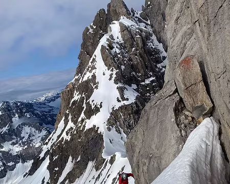013 Les pentes enneigées de la vire aux Genevois au-delà du col de la Dent Jaune.
