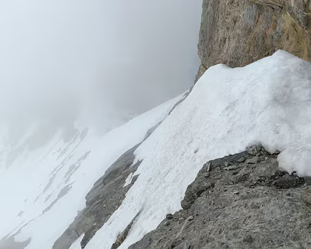 014 Risque de chutes de pierres sur la vire, mais aucune autre cordée en cette fin mai.