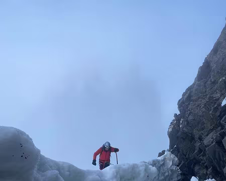 015 Avant de cheminer entre neige et paroi rocheuse.
