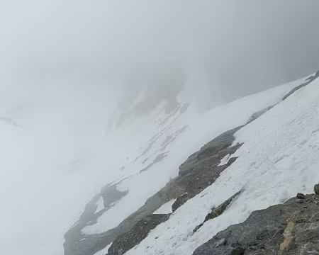 016 A 12h arrivée à l'arête terminale enneigée. Mais au sommet une corniche recouvre les spits du rappel de descente.
