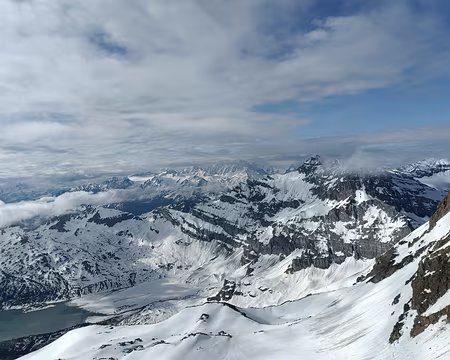 017 Au loin Verte, Drus et les couloirs enneigés des faces Nord du Bassin d’Argentière.