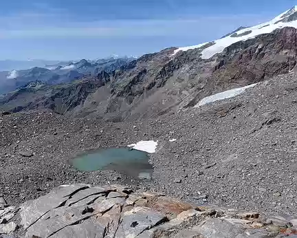 001 De la terrasse du refuge Gnifetti, lac glaciaire émergeant