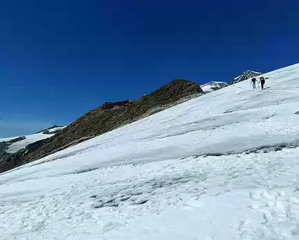 007 Cordée progressant sur le glacier du Lys. Né au col du Lys, 4152.m, il descend jusqu'à 2.600 m dans la haute vallée du Lys.