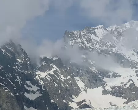 002 La Gugliermina, la Blanche de Peuterey et l’arête du Brouillard seule arête du Mont Blanc non suivie.