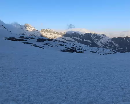 006 Crampons, piolet, car l’itinéraire avant d’atteindre le sommet s’achève dans une pente à 35°