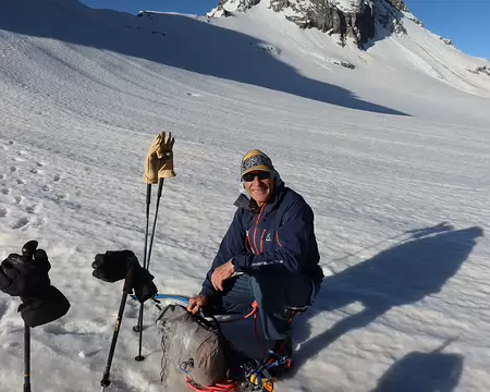 009 Arrêt pour mettre les crampons. Du refuge Victor Emmanuel II le dénivelée n’est que de 900m