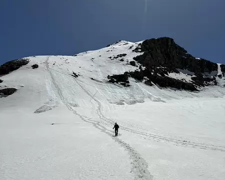 020 La voie suivie à la montée et à la descente. Un parcours A/R en neige sans difficulté. Pente terminale 35°