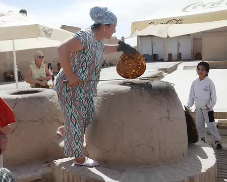 Cuisson traditionnelle du pain. Ça brûle les sourcils !