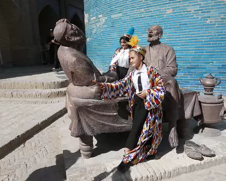 Au pied de Kalta Minor Ce bronze illustre l’art de la conversation humoristique en Ouzbékistan ou askiya. En 2014, à la suite d'une décision de l'Unesco, l'askiya a intégré la liste...