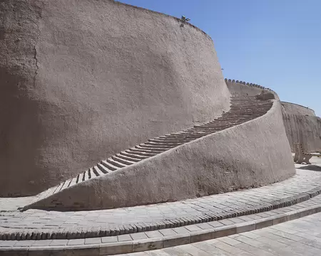 L'un des escaliers menant sur le mur de la ville