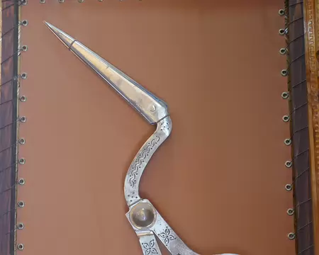 Paire de ciseaux en forme de cigogne.