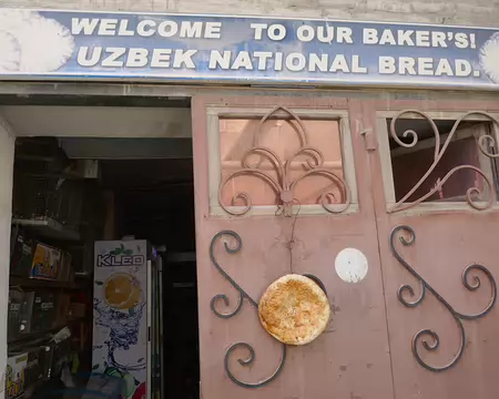 Le pain ouzbek est rond comme une pizza.