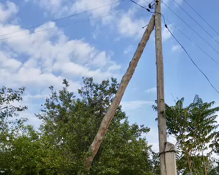 Les poteaux électriques sont toujours en 2 morceaux.