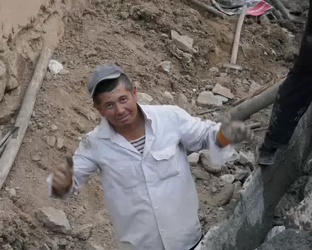 À Kuzichi. Construction d'un mur.