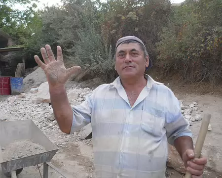 Visez la main du maçon...