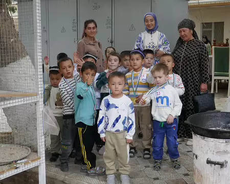 Écoliers au restaurant.