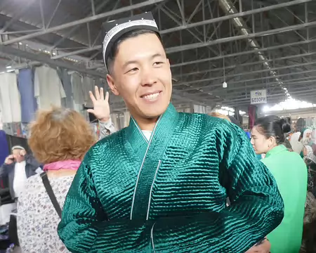 Notre guide, Java, fait une démonstration de vêtementr ouzbek.