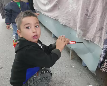 Je t'y prends à démonter mon stand, garnement !