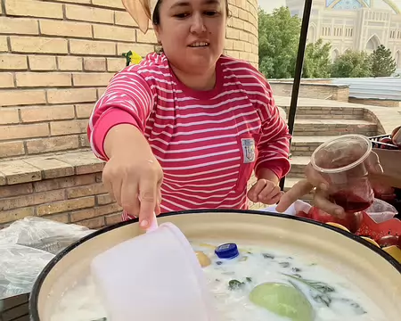 Une vendeuse d'ayron (comme iron en anglais) à Tashkent, délicieux yaourt liquide parfumé (YD)