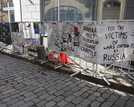 Devant l'ambasse de Russie à Tallinn (fermée mais le drapeau subsiste).