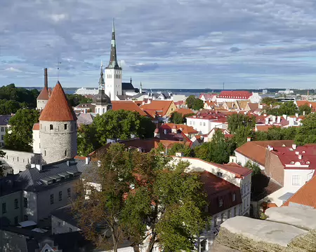 ... depuis le belvédaire de Toompea.