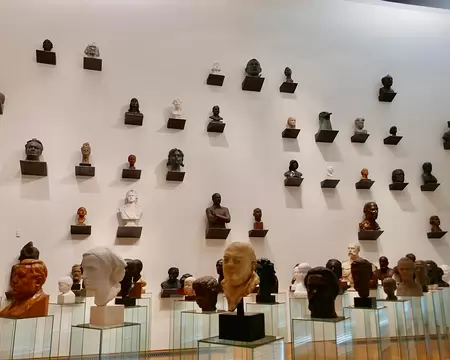 83 têtes de personnages, célèbres ou pas, au musée Kumu.