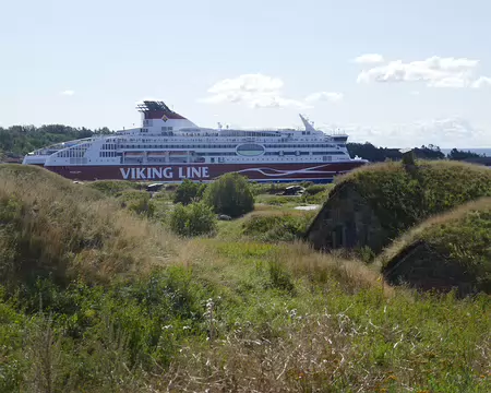 Un ferry se prélasse sur l'herbe...