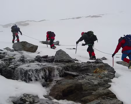 0015z140 Montée du glacier des Sonnailles dans la brume