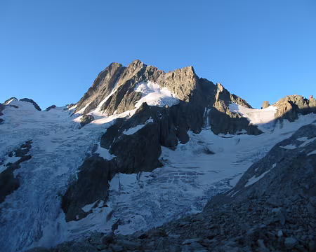 0004 Lever de soleil sur les Bans (3669m) et le glacier de la Pilatte - vue de la montée vers le col du Gioberney