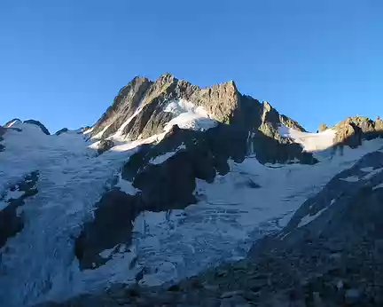 0004 Lever de soleil sur les Bans (3669m) et le glacier de la Pilatte - vue de la montée vers le col du Gioberney