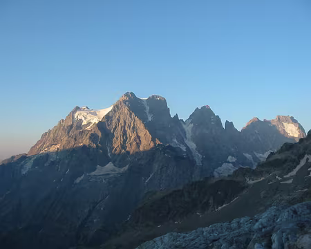 0010 Lever de soleil sur le Pelvoux (3943m) - vue du glacier Blanc