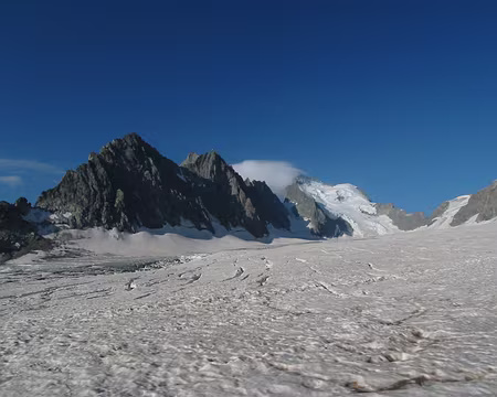 0012 Le glacier Blanc. De gauche à droite, Pointe du Serre Soubeyran (3472m), Pointe de la Grande Sagne (3660m), la Barre des Ecrins (4102m) sous son panache de...