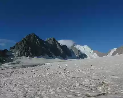 0012 Le glacier Blanc. De gauche à droite, Pointe du Serre Soubeyran (3472m), Pointe de la Grande Sagne (3660m), la Barre des Ecrins (4102m) sous son panache de...