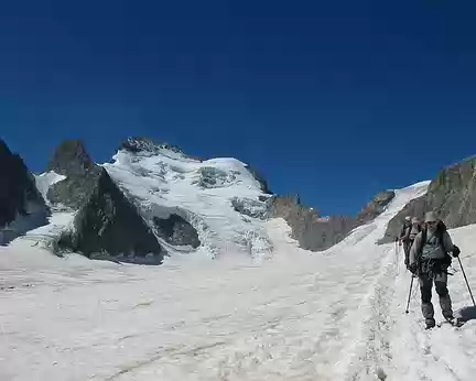0014 Redescente du Glacier Blanc, en arrière-plan, la Barre des Ecrins (4102m)