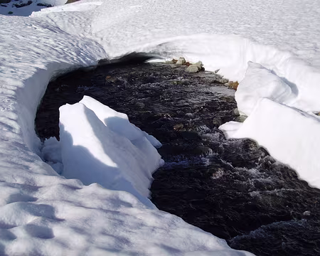013 Corvée d'eau un peu aventureuse car la marche est haute.