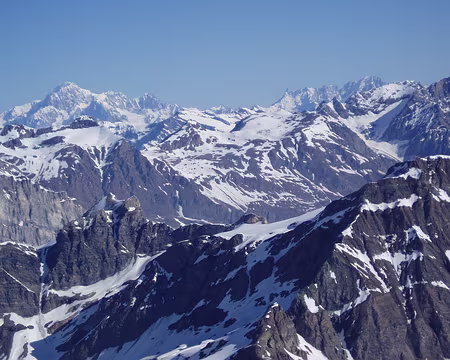 037 Au nord, au fond, le Mont Blanc, les Grndes Jorasses et la Dent du géant.