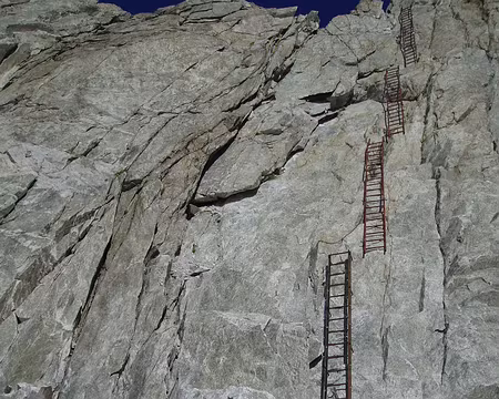 006 Surprise ! Il y a des échelles.