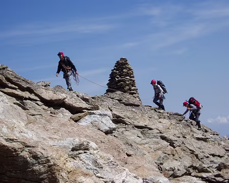 046 Recherche du meileur itinéraire et du moins exposé aux chutes de pierres surtout.