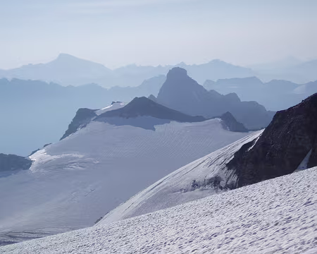 059 Le Hangendglescherhorn dépasse fièrement ses voisins.