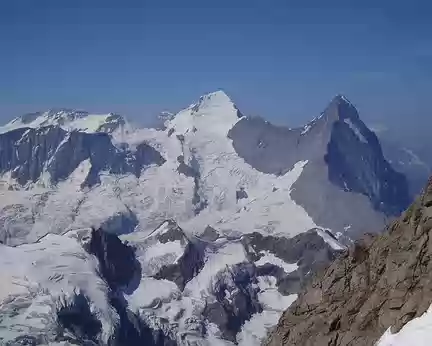 070 Zoom sur l'Eiger et le Monch sous un angle inhabituel.