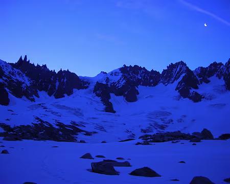 2487 Tôt le matin peu après la sortie du refuge, le pic au fond