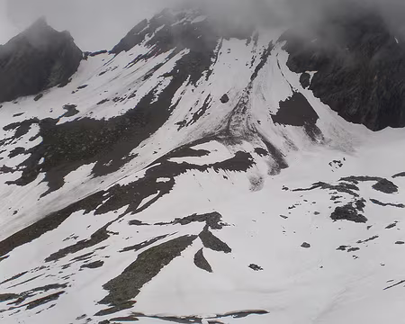 2010-06-19_a03_la_pointe_de_la_tepiaz_la_grande_ecaille_et_l_aiguille_de_bellaval_dans_les_nuages Created with GIMP