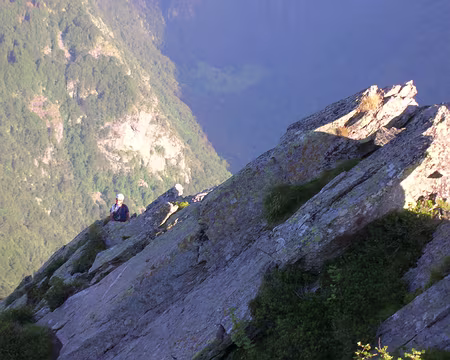 PXL004 Un premier de cordée cherche les derniers rayons de soleil