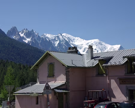 Les aiguilles de Chamonix et le mont Blanc depuis la gare de Montroc Les aiguilles de Chamonix et le mont Blanc depuis la gare de Montroc.