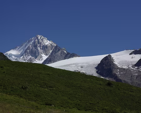 L'aiguille du Chardonnet et le glacier du Tour, depuis la station de Charamillon L'aiguille du Chardonnet et le glacier du Tour, depuis la station de Charamillon