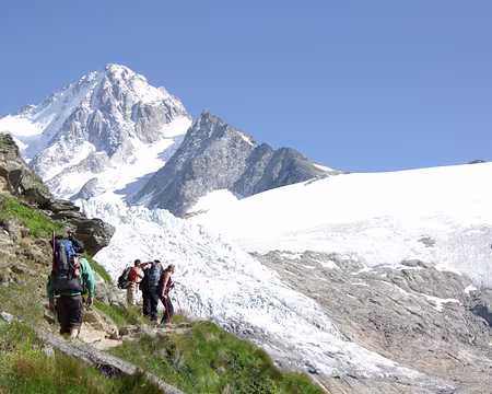 L'aiguille du Chardonnet et le glacier du Tour L'aiguille du Chardonnet et le glacier du Tour