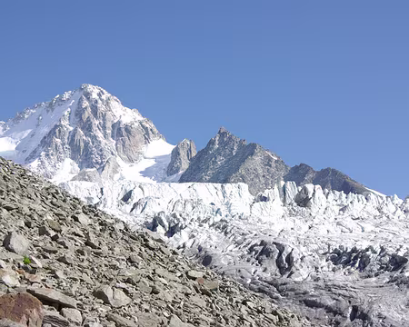 L'aiguille du Chardonnet et le glacier du Tour L'aiguille du Chardonnet et le glacier du Tour